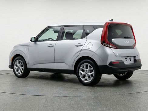 Used 2025 Kia Soul LX w/ LX Technology Package FWD image 5