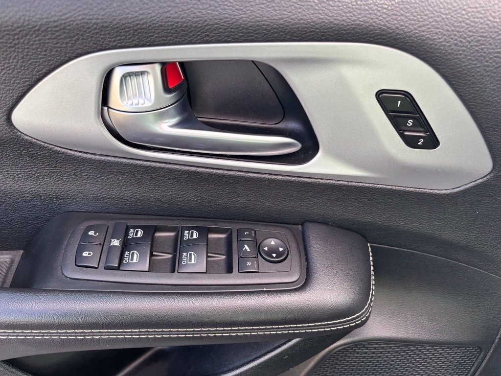 Used 2025 Chrysler Pacifica Limited FWD image 17