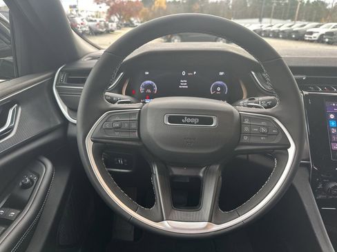 New 2025 Jeep Grand Cherokee Altitude AWD/4WD image 15
