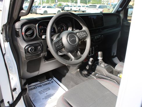 Used 2025 Jeep Wrangler Unlimited Rubicon AWD/4WD image 21