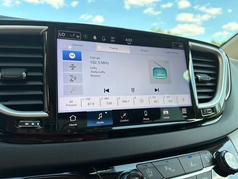 Used 2024 Chrysler Pacifica Touring-L FWD image 26