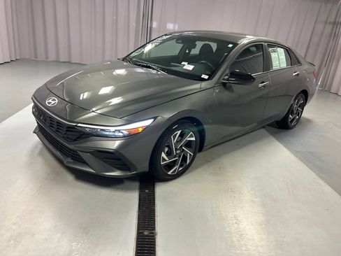 Used 2025 Hyundai Elantra Sport FWD image 3