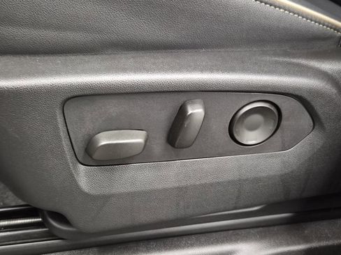 Used 2024 GMC Yukon SLT w/ SLT Luxury Package image 23