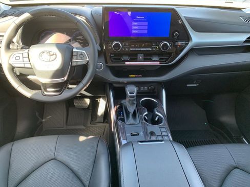 New 2026 Toyota Highlander Platinum AWD/4WD image 15