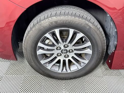 Used 2016 Toyota Sienna XLE w/ XLE Navigation Package image 4