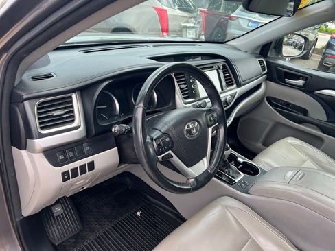 Used 2017 Toyota Highlander XLE w/ Carpet Mat Package AWD/4WD image 15