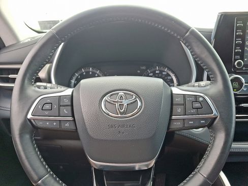 Used 2020 Toyota Highlander XLE image 21