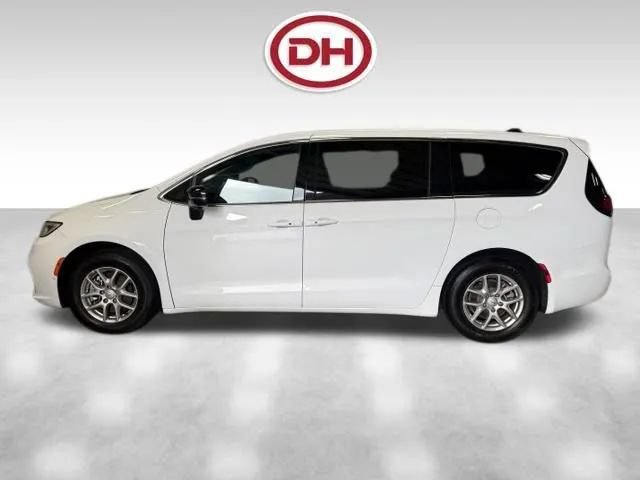 Used 2026 Chrysler Pacifica Select FWD image 7