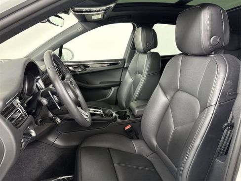 Certified 2025 Porsche Macan image 5