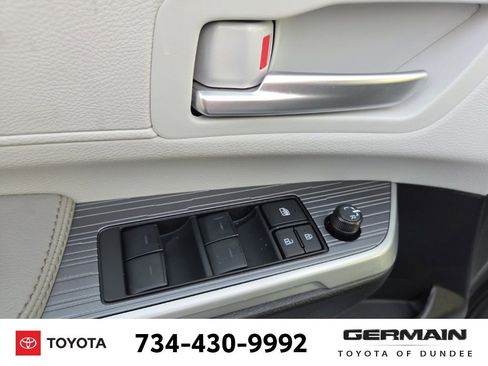 Used 2025 Toyota Sienna XLE image 28