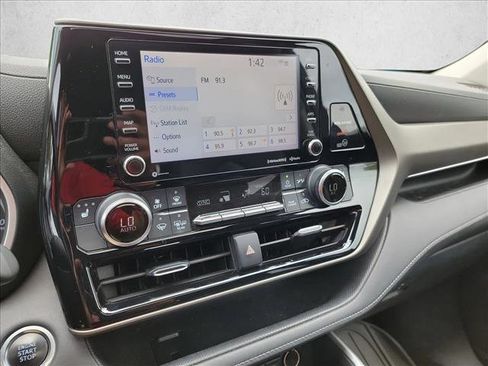 Used 2020 Toyota Highlander XLE FWD image 20