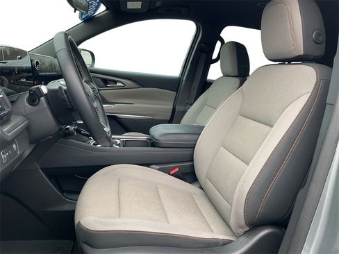 Used 2025 Chevrolet Traverse LT image 24