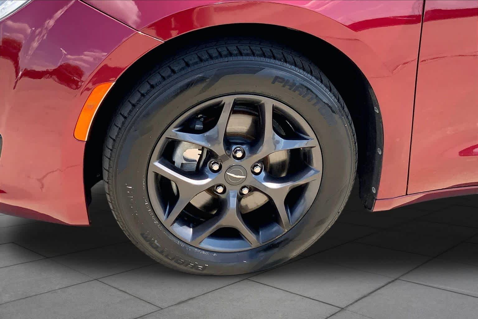 Used 2020 Chrysler Pacifica Touring-L w/ S Appearance Package FWD image 11