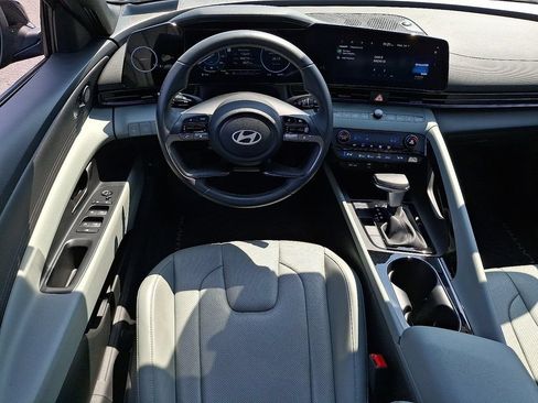Used 2025 Hyundai Elantra Limited FWD image 11
