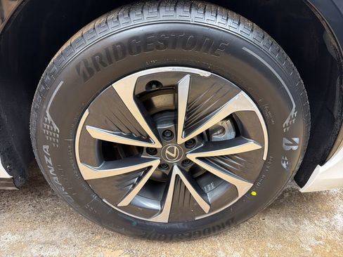 Used 2025 Lexus RZ 450e w/ Technology Package image 31