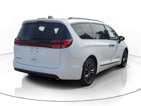 Used 2024 Chrysler Pacifica Touring-L w/ Road Tripper Package FWD image 4