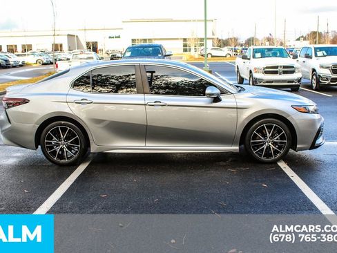 Used 2023 Toyota Camry SE image 9