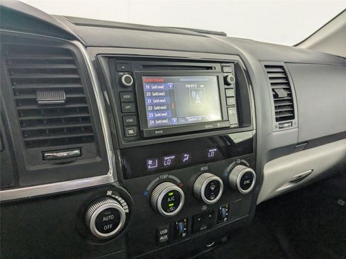 Used 2018 Toyota Sequoia Platinum image 18