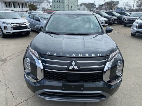 New 2025 Mitsubishi Outlander SE image 3