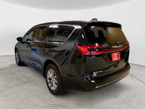 New 2026 Chrysler Pacifica Select AWD/4WD image 3