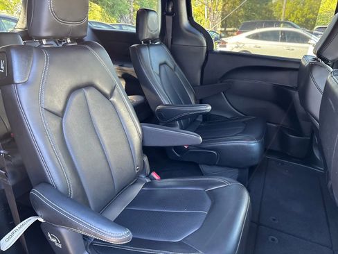 Used 2025 Chrysler Pacifica Select FWD image 12