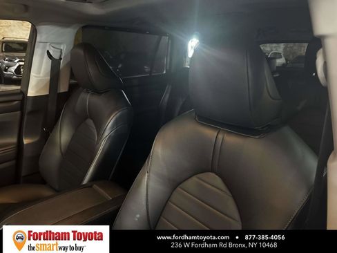 Used 2022 Toyota Highlander XLE AWD/4WD image 19
