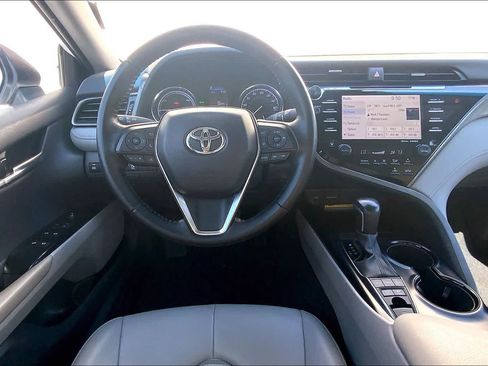 Used 2020 Toyota Camry SE w/ Sunroof Package FWD image 14