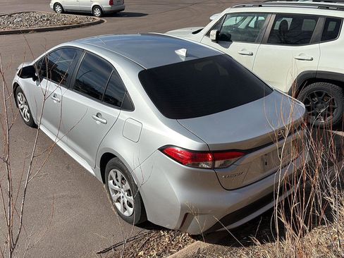 Used 2020 Toyota Corolla LE image 3