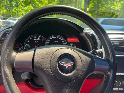 Used 2006 Chevrolet Corvette Coupe w/ Preferred Equipment Group RWD image 18