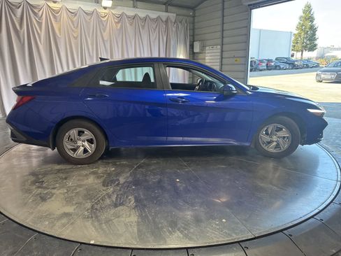 Used 2025 Hyundai Elantra SE image 4