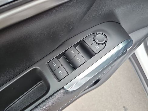 Used 2024 Chevrolet Traverse LT image 25