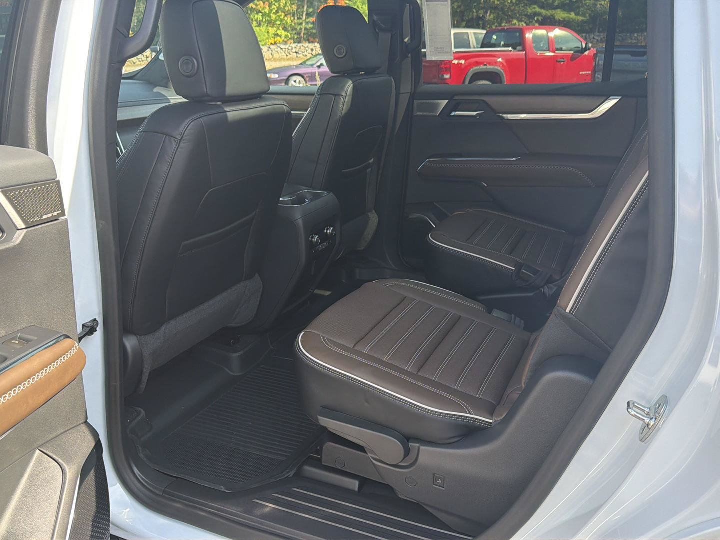 New 2027 GMC Acadia Denali Ultimate w/ LPO, Floor Liner Package AWD/4WD image 11