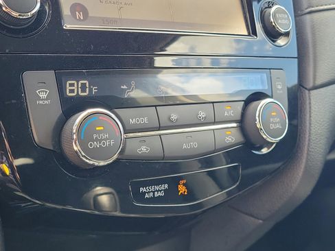 Used 2017 Nissan Rogue SV w/ SV Premium Package image 24