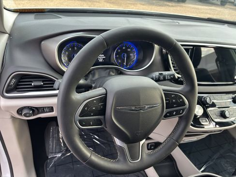 Used 2024 Chrysler Pacifica Touring-L image 24