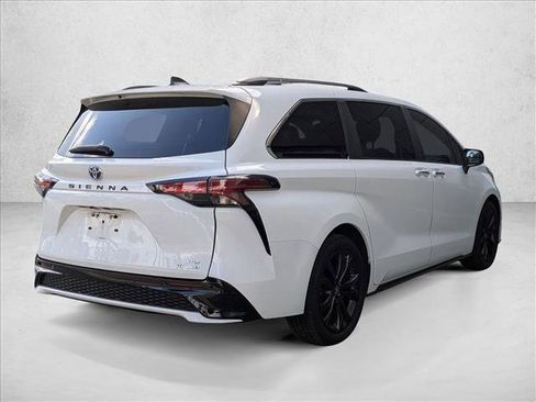Used 2022 Toyota Sienna XSE FWD image 5