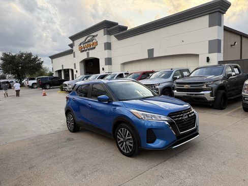 Used 2022 Nissan Kicks SV FWD image 2