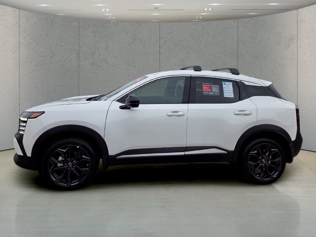 Used 2026 Nissan Kicks SR FWD image 2
