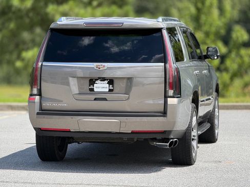 Used 2017 Cadillac Escalade Luxury RWD image 7