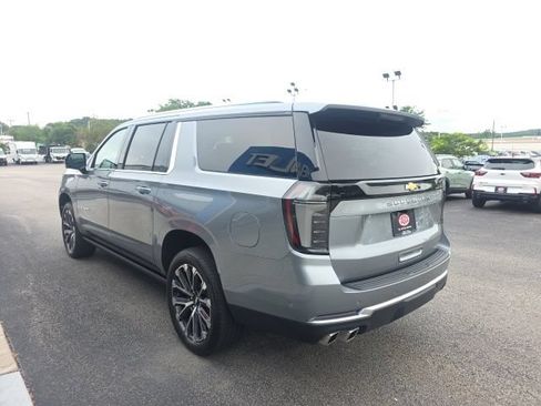 Used 2025 Chevrolet Suburban High Country AWD/4WD image 4