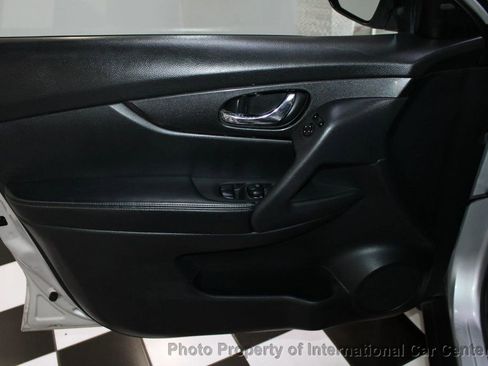 Used 2017 Nissan Rogue SV w/ SV Premium Package image 11