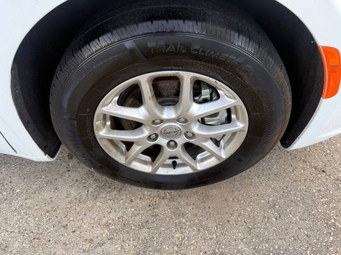 Used 2025 Chrysler Pacifica Select FWD image 12