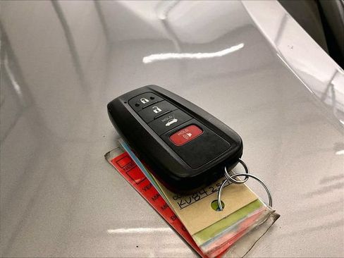 Used 2019 Toyota Camry LE w/ Convenience Package FWD image 9