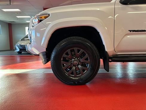Certified 2022 Toyota Tacoma SR5 w/ Black Out Package (TMS) AWD/4WD image 27