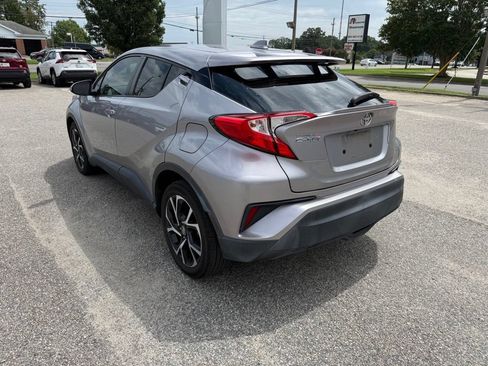 Used 2019 Toyota C-HR XLE FWD image 4