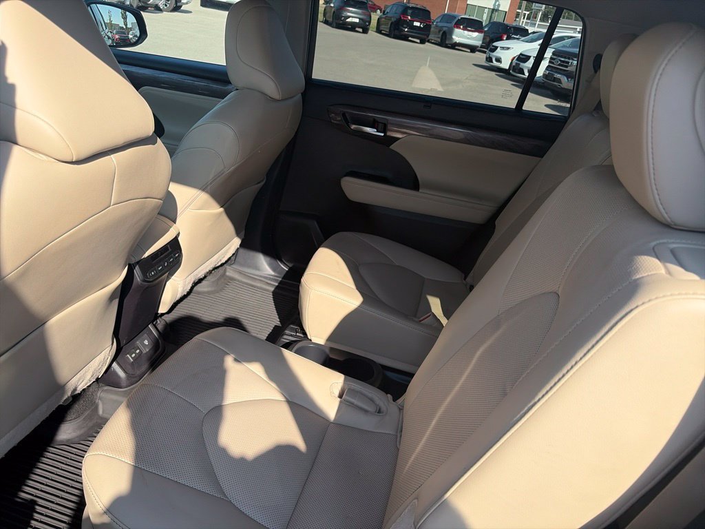 Used 2024 Toyota Highlander Limited AWD/4WD image 11