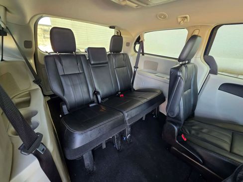Used 2014 Chrysler Town & Country Touring image 16