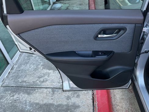 Used 2023 Nissan Rogue SV image 18