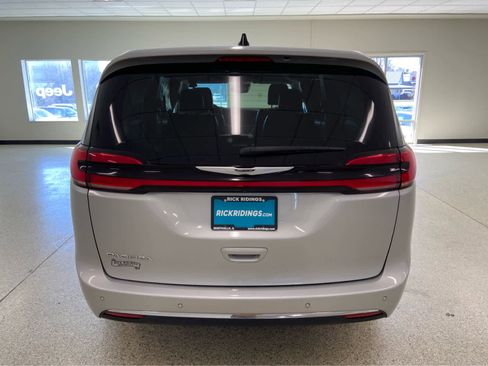 Used 2024 Chrysler Pacifica Touring-L FWD image 8