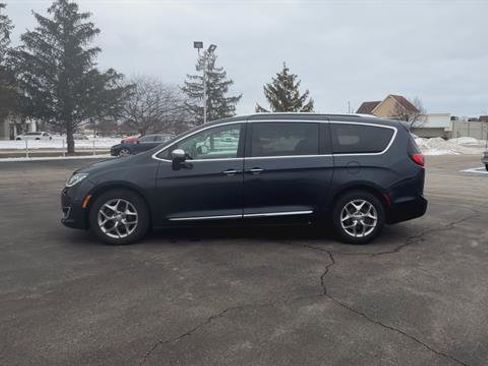 Used 2019 Chrysler Pacifica Limited image 6