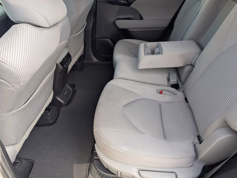 Used 2022 Toyota Highlander LE image 13